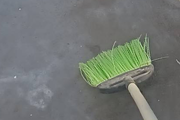 補修剤が奥まで入るようにカットする