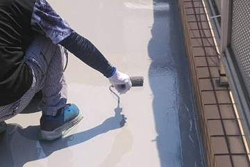 中塗り材にて形成した層を保護するためのトップコートを塗布する