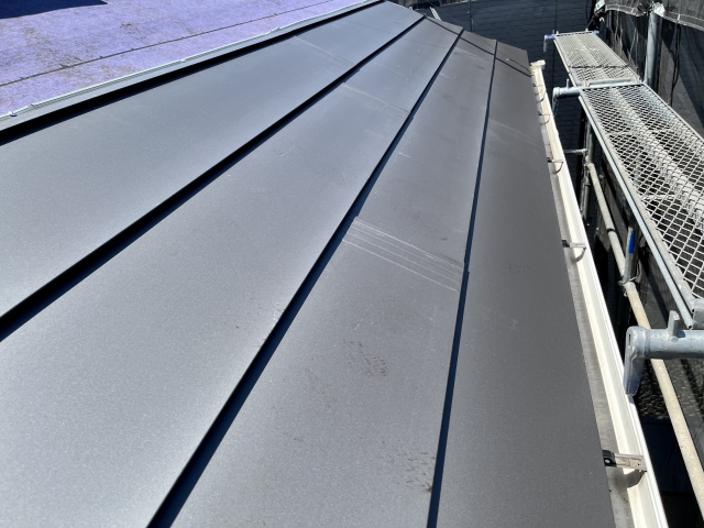 ガルバリウム鋼板。 非常に軽量で耐久性も高く、デザイン性も高い人気の屋根材。使用するデメリットとしましては、断熱性の低さ、防音性、遮音性の低さ、色褪せのはやさ、が挙げられる