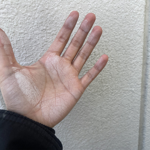 外壁に触れると色が付く（チョーキング現象）