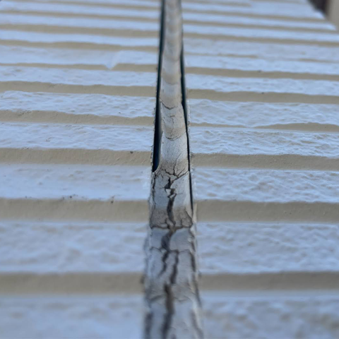 シーリング（目地）部分が割れたり剥がれたりしている