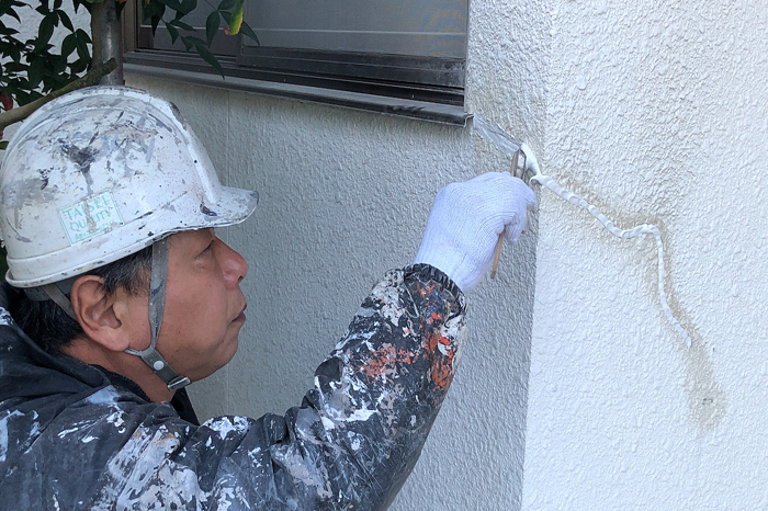 補修剤（シーリング剤）を奥に押し込みながら、表面を平す