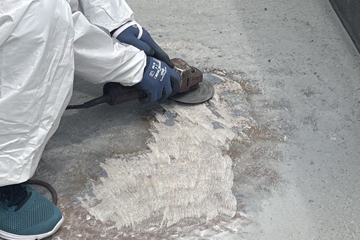 ひび割れや凹凸部分の補修を行う