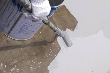 重要な防水層となる中塗り材を塗布する