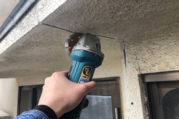 補修剤が奥まで入るようにカットする