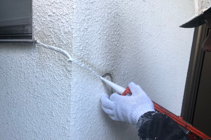 補修剤（シーリング剤）を塗布する