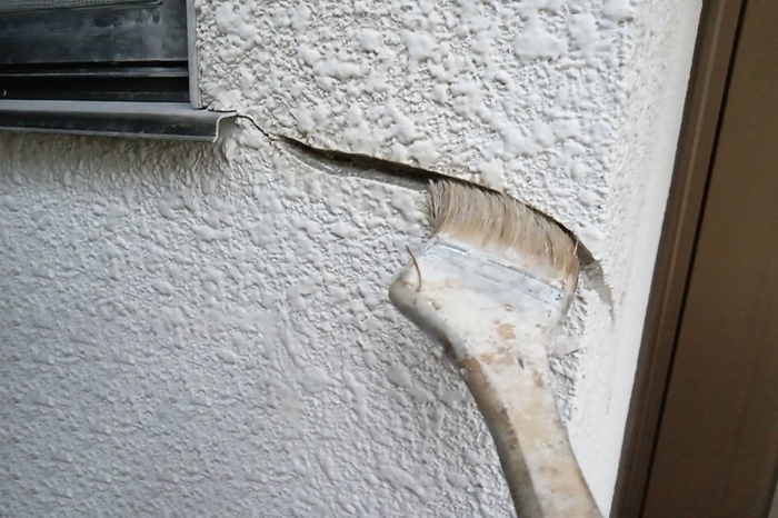 補修剤の密着性を高めるため、下地剤（接着剤）を塗布する