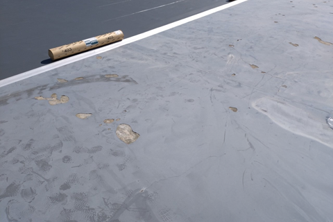 既存防水の膨れや剥がれを除去する