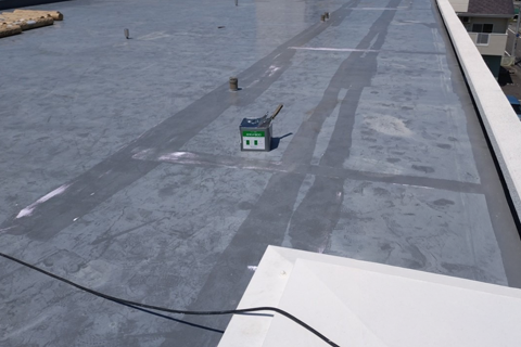 少しずつ接着剤を塗布する