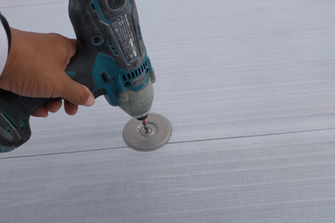 防水シートを固定する器具を設置する