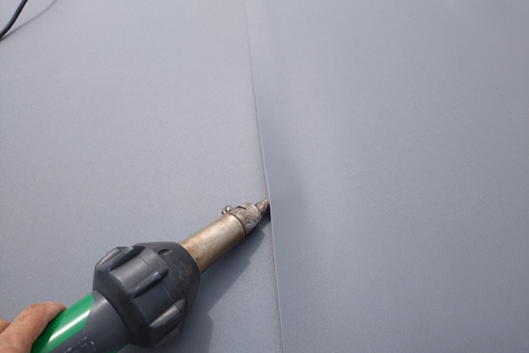 端部や重ね部分の接着を行う