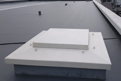 防水シートの敷設および固定を行う