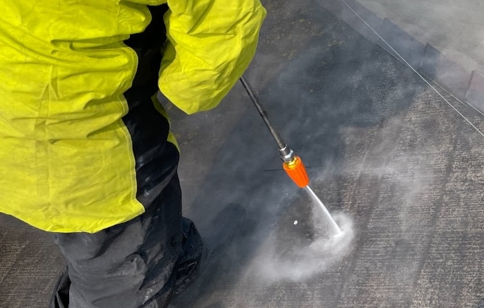 外壁を予洗いする